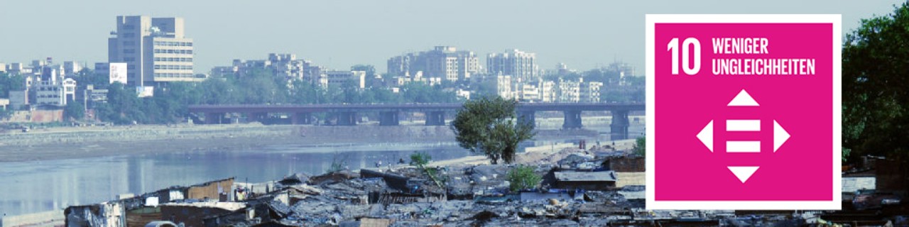Wellblechhütten eines Slums, im Hintergrund bessere Hochhäuser. Daneben das Icon zu SDG 10: Weniger Ungleichheiten