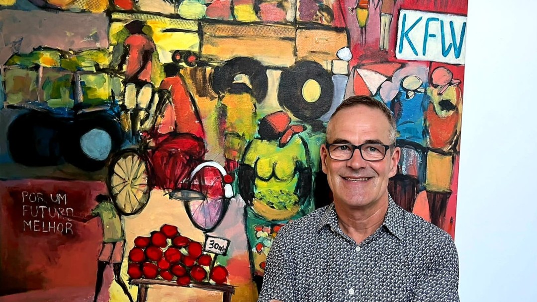 Steffen Beitz in front of a painting at the KfW Office