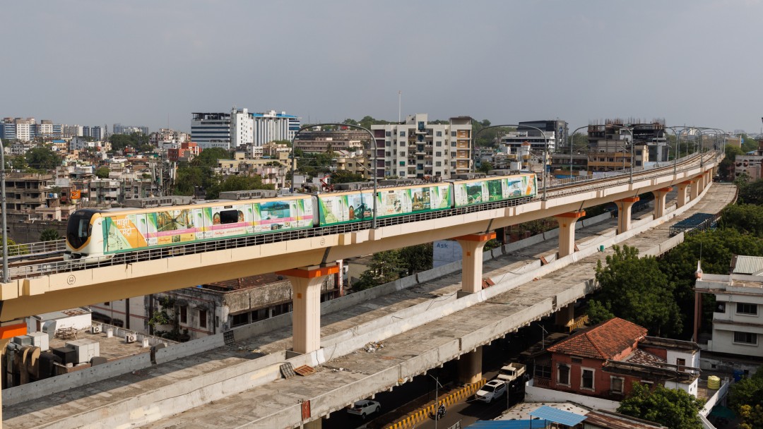 Zug auf einer erhöhten Bahntrasse in Nagpur