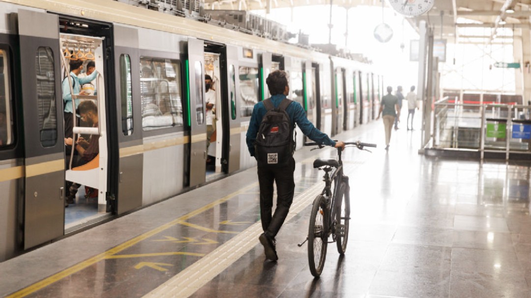 Mann mit Rad in einer Metrostation