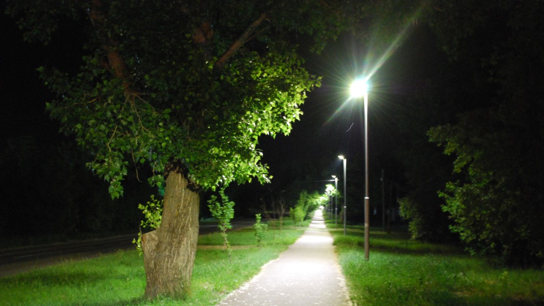 Eine mit LED-Straßenlaternen beleuchtete Straße bei Nacht.