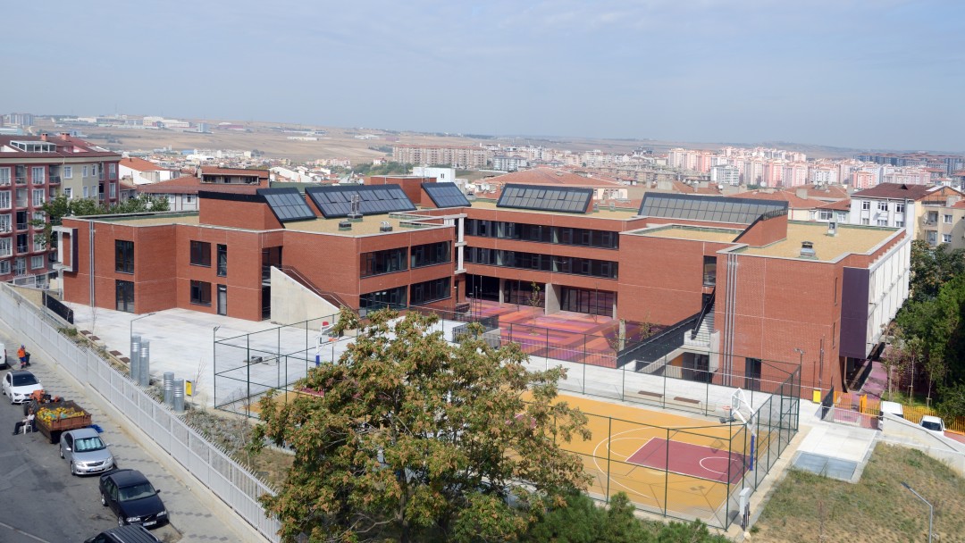 Blick auf die Silivri Mittelschule in Istanbul.