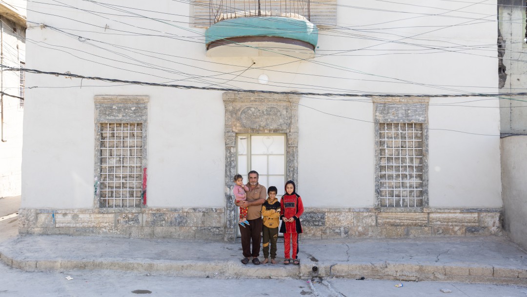 Die Familie von Ali Mohammed Saiad vor ihrem Haus das nach der Befreiung von UNDP und KfW wieder aufgebaut wurde.