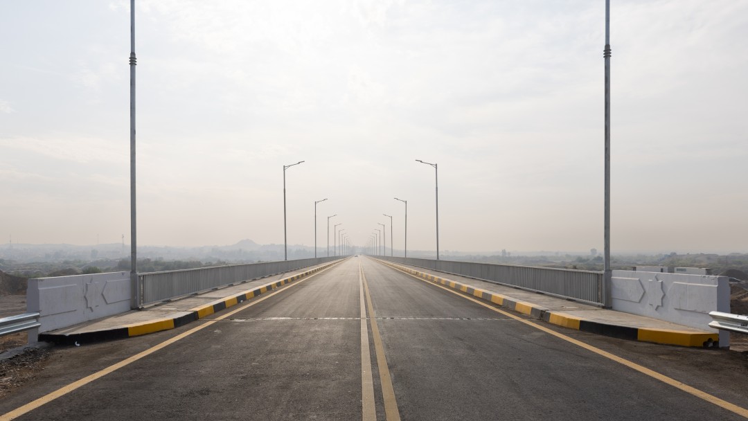 Al Gwer Bridge mit vielen Straßenlaternen am Rand