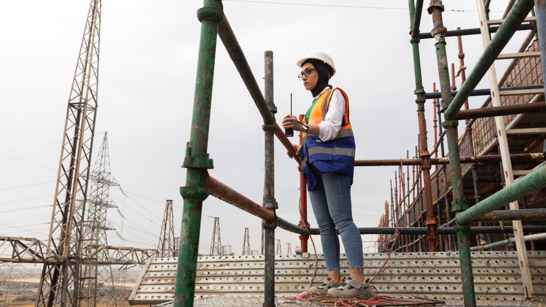 Frau auf der West Mosul Supergrid Baustelle