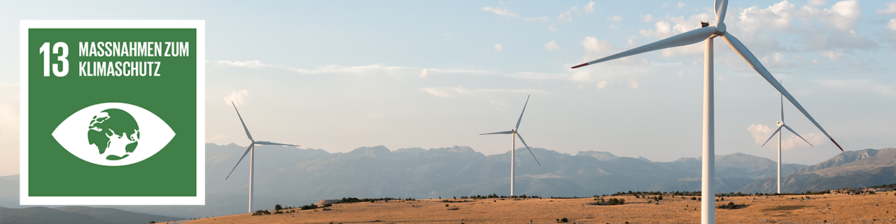 Windräder auf einem Hügel. Am Rand ist das SDG 13 Icon: Maßnahmen zum Klimaschutz