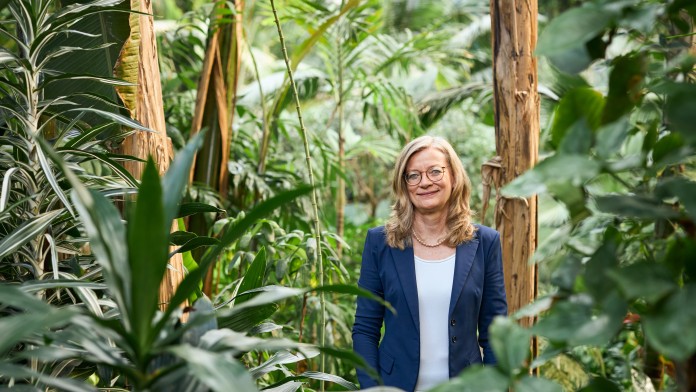 Portrait von Christiane Laibach, Vorstandsmitglied der KfW, im Palmengarten Frankfurt