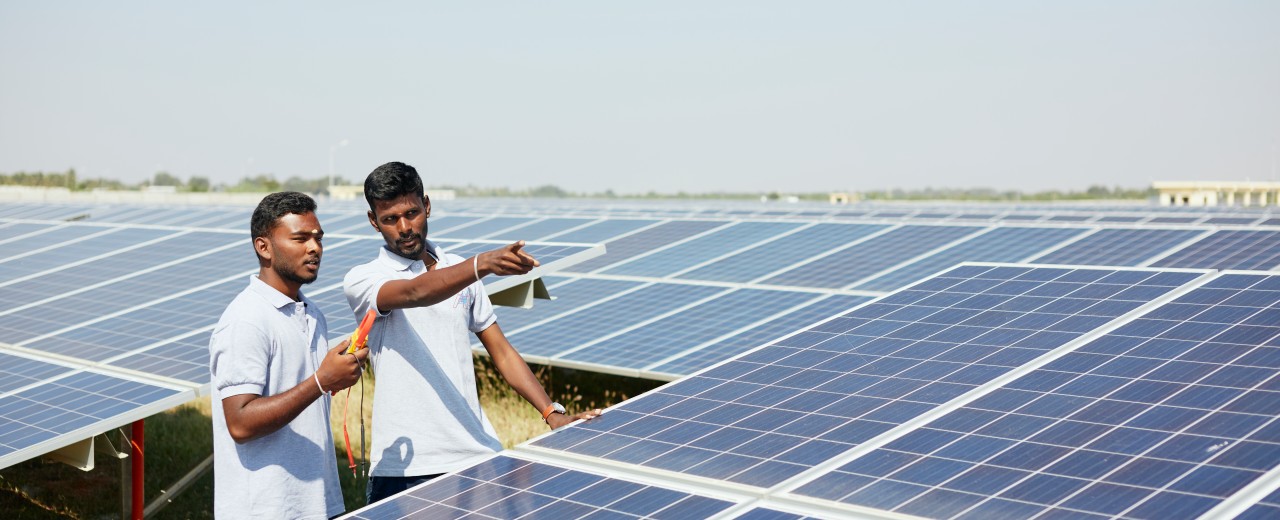 zwei Ingenieure an einer Photovoltaik-Anlage in Bevinahalli