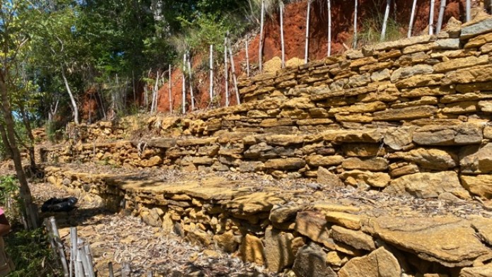 Steinwände die zum Erosionsschutz dienen