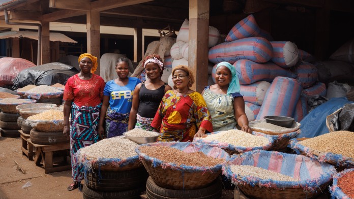 Frauen mit Getreidebehältern