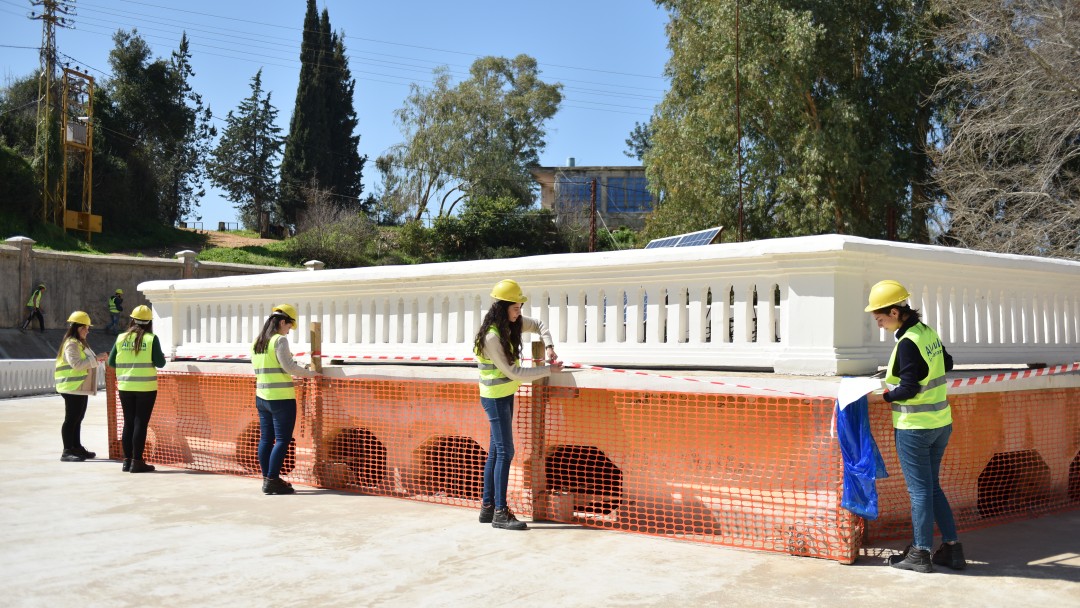 5 libanesische Studenten und Studentinnen des WASH-Programms arbeiten auf der Baustelle