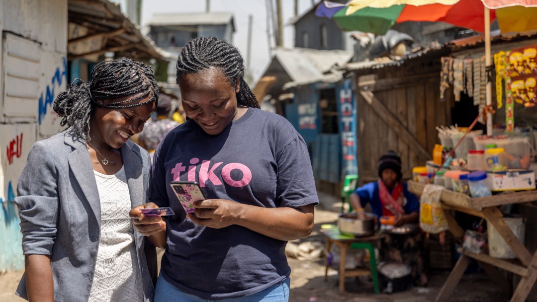 Zwei junge Frauen schauen auf ein Handy