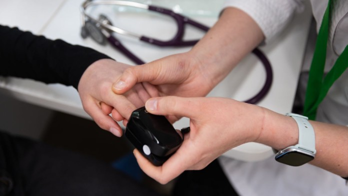 Pulsmessung bei einer Patientin