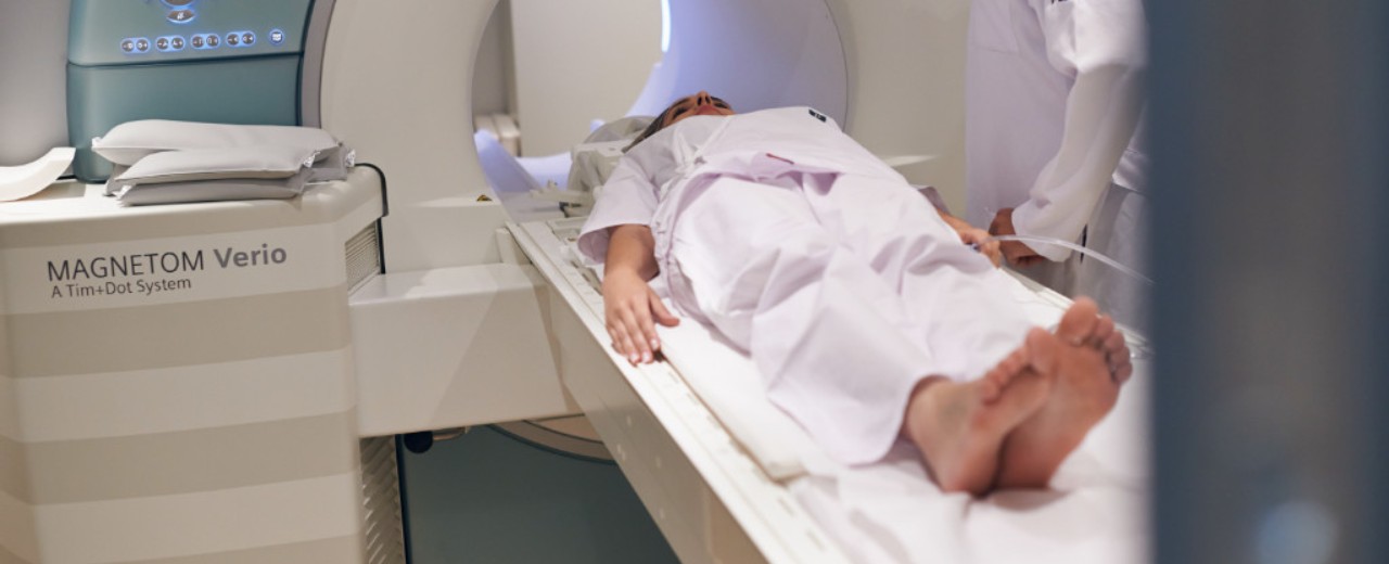 Frau auf einer Liege im Computertomographen