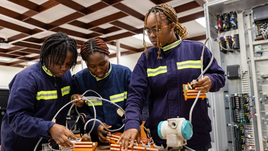 Drei Frauen arbeiten an elektrischen Schaltungen
