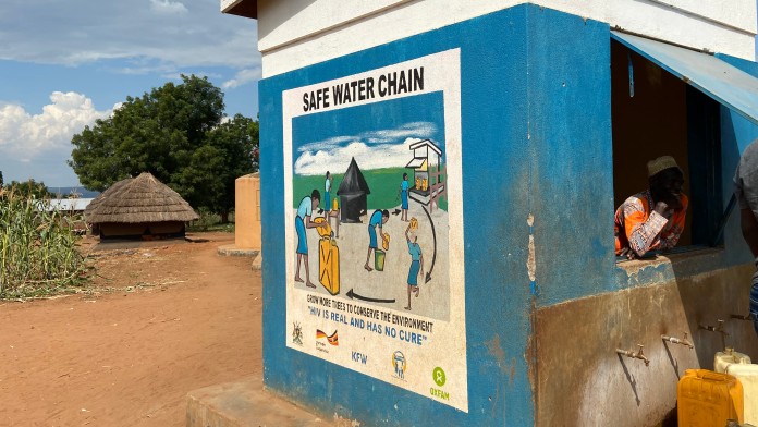 Water kiosk with canisters