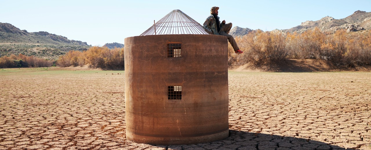 Wasserspeicherbecken auf einem ausgetrockneten Feld