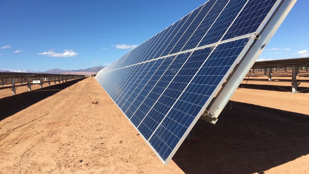 Solarpaneele einer Photovoltaikanlage in Marokko