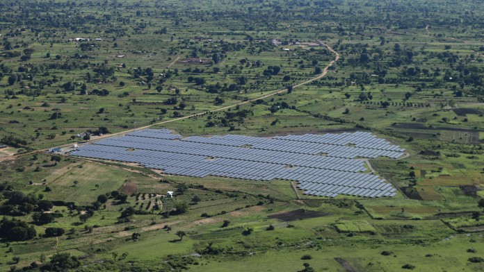 Solarkraftwerk "Soroti" in Uganda, umgeben von einer grünen Landschaft 