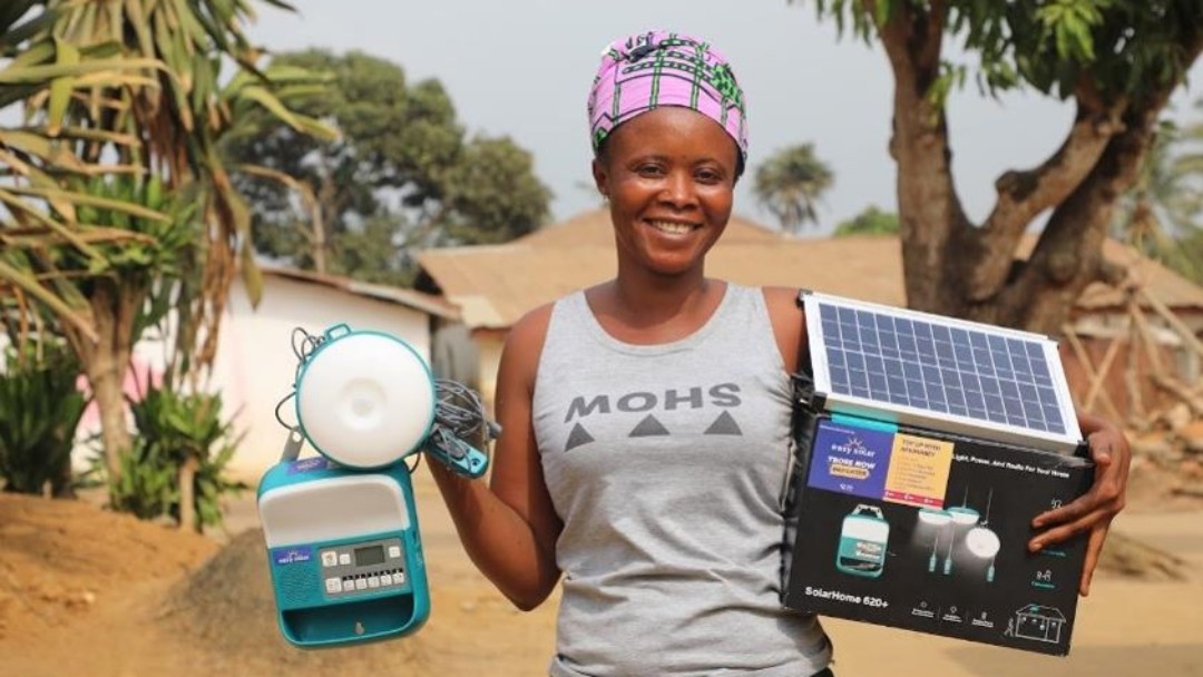 Frau hält tragbares Solarpanel