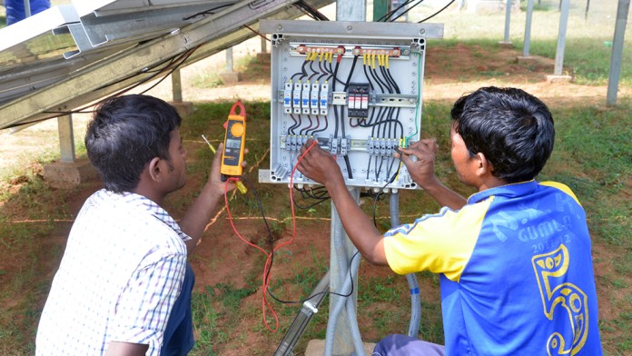 Männer arbeiten an Mini Grids