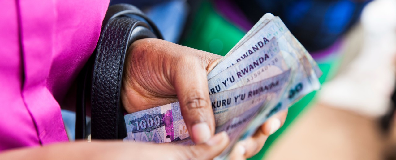 Zwei Hände halten Geldscheine