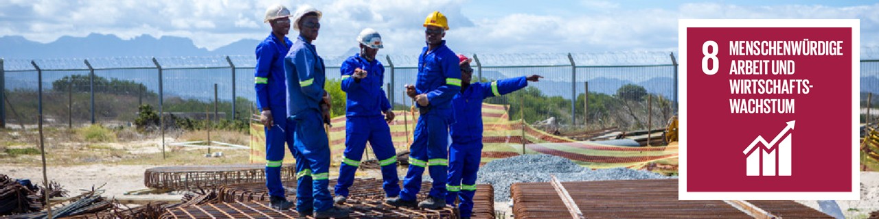 Afrikanische Bauarbeiter auf einer Baustelle, daneben SDG 8-Icon: Menschenwürdige Arbeit und Wirtschaftswachstum
