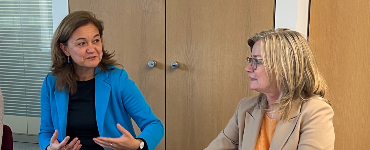Frau Arlina Elmiger (Leiterin der Abteilung Digitalisierung, Innovation und Kommunikation der KfW Entwicklungsbank) und Frau Christiane Laibach (mit KfW-Vorstands-Mitglied) im Gespräch