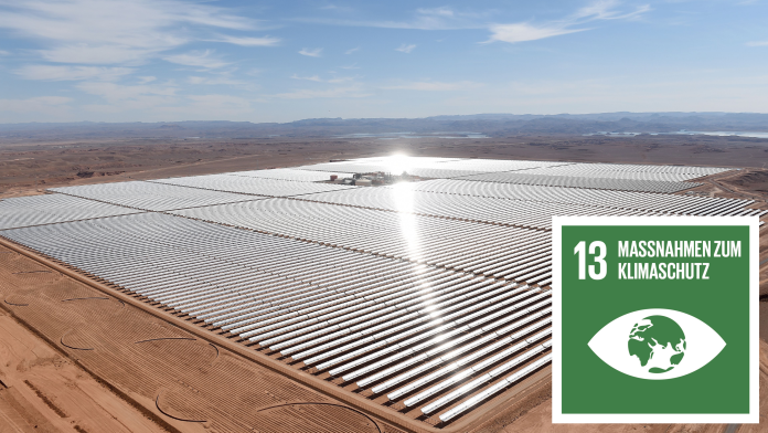 Luftaufnahme eines Solarkraftwerkes in Marokko, daneben das Icon zu SDG 13: Maßnahmen zum Klimaschutz