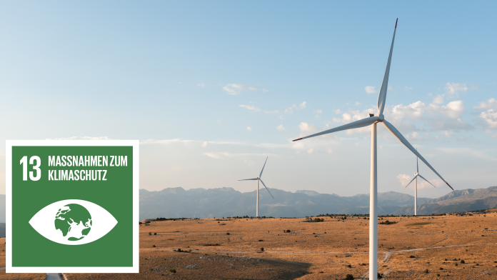 Windräder auf einem Hügel, daneben das Icon zu SDG 13: Maßnahmen zum Klimaschutz