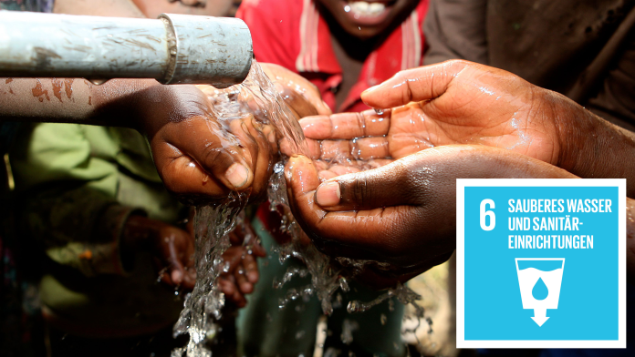 Hände werden unter aus Rohr fließendem Wasser gewaschen, daneben das Icon von SDG6: Sauberes Wasser und Sanitäreinrichtungen 