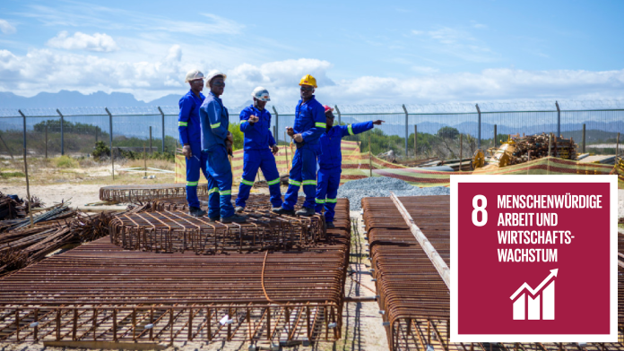 Afrikanische Bauarbeiter auf einer Baustelle, daneben SDG 8-Icon: Menschenwürdige Arbeit und Wirtschaftswachstum