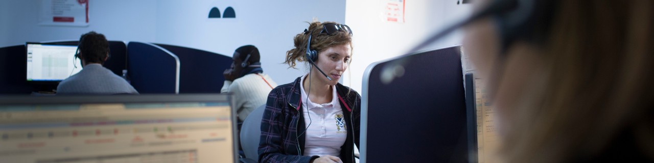 Mitarbeiter mit Headsets in einem Call-Center.