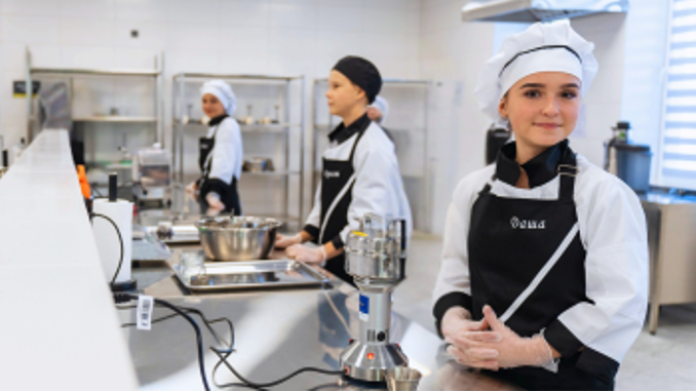 Drei Mädchen bei einem Kochkurs