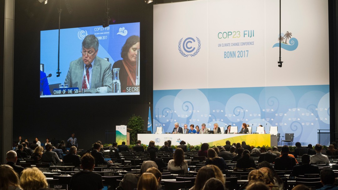 Blick auf die Teilnehmer einer Konferenz mit Publikum im Vordergrund