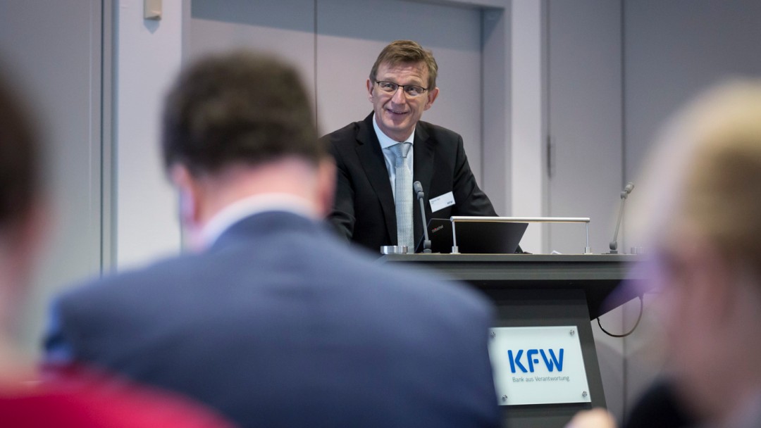 KfW-Bereichsleiter Stephan Opitz am Podium.