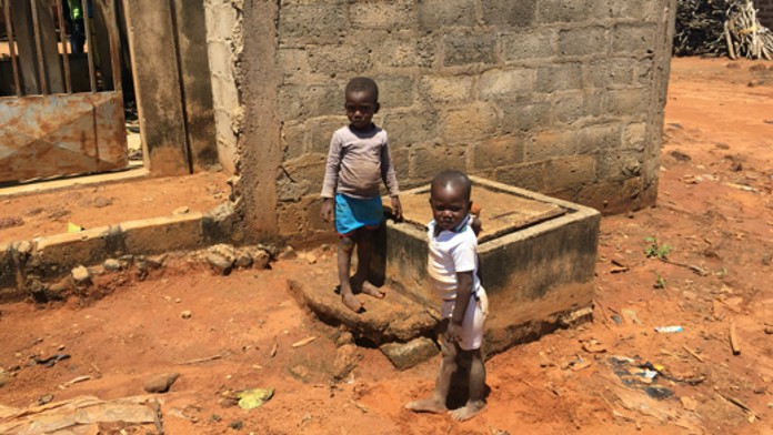 Zwei Kinder in Burkina Faso