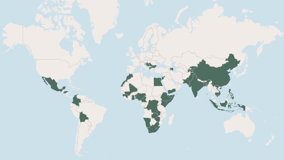 Weltkarte mit zum Teil eingefärbten Ländern