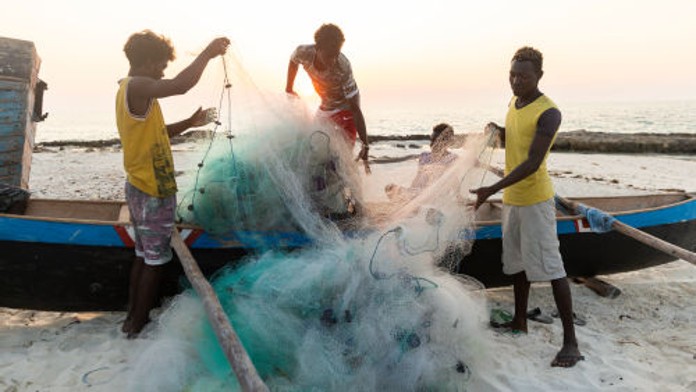 Fischer im Marineschutzgebiet Soariake (Madagaskar) bereiten ihre Netzte vor.