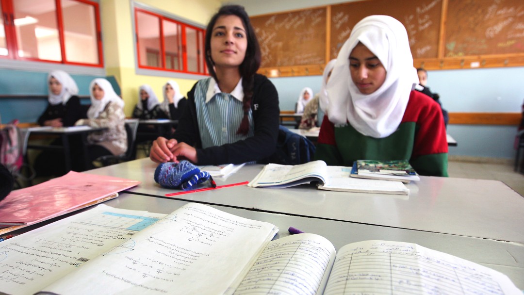 Zwei Schülerinnen einer Schule in Ramallah, Palästinensische Gebiete.