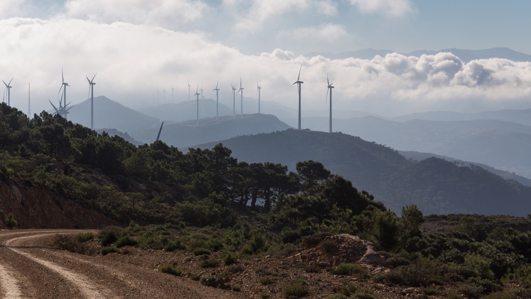 Straße, die zu einem Windpark in den Bergen führt