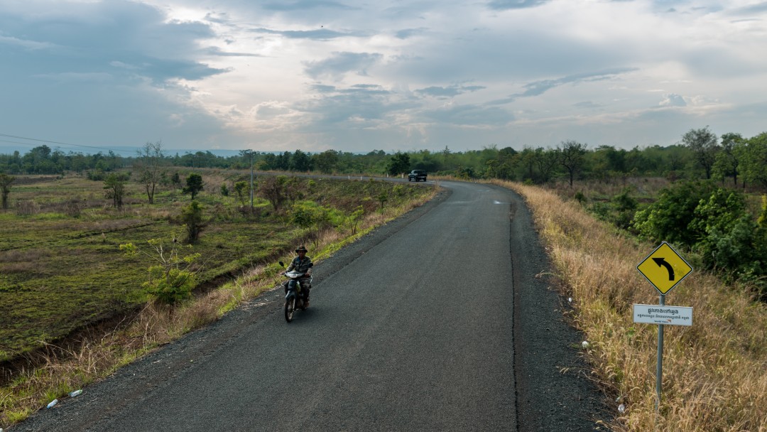 Eine von der KfW finanzierte ländliche Straße in der Preah Vihear Provinz in Kambodscha. 