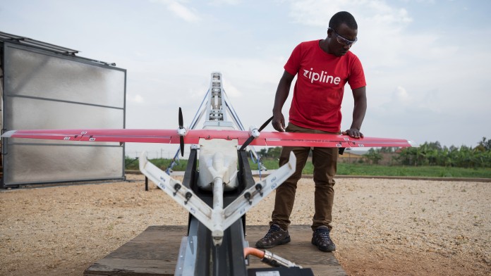 Mitarbeiter von Zipline bereiten eine Drohne zum Fliegen vor 