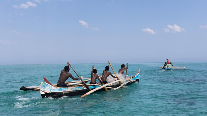 Fischer mit traditionellem Boot im Marineschutzgebiet Soariake, in Madagaskar