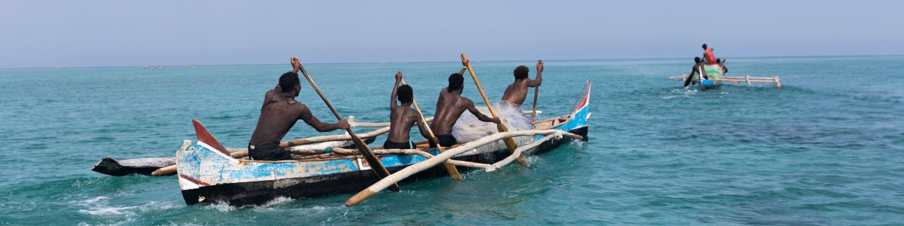 Fischer mit traditionellem Boot im Marineschutzgebiet Soariake, in Madagaskar