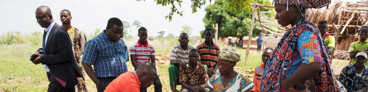 Der Kassierer der lokalen Bank zahlt Bauern im Dorf Adukram, Region Ashanti, Ghana, per e-zwich die staatliche Sozialförderung aus.