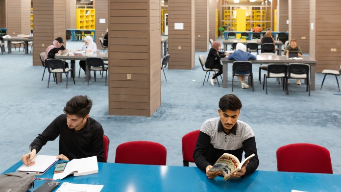 Lesesaal in der Zentralbibliothek an der Universität von Mosul, Irak