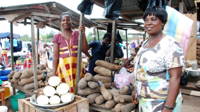 Zwei Marktverkäuferinnen vor ihrem Maniok-Stand in Ghana 
