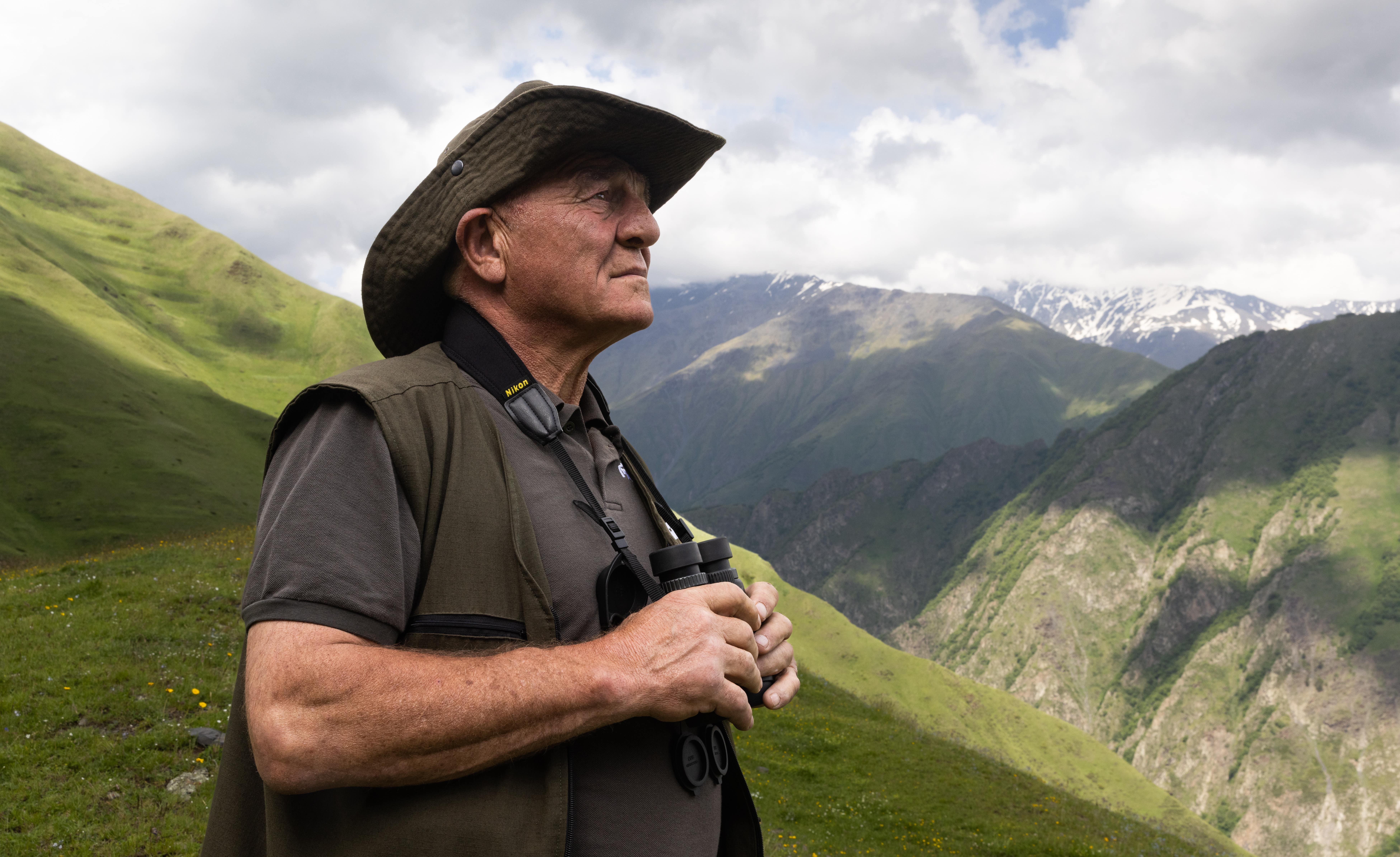 Ranger beobachten Tiere, Landschaft und Natur in Pshav-Khevsureti Nationalpark in Georgien.