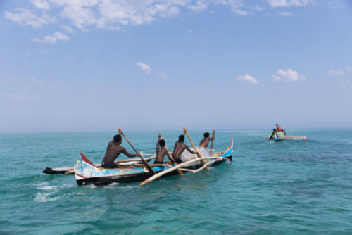 Traditionelles Fischerboot mit Fischern im Marineschutzgebiet Soariake (Marine Protected Area, MPA) in Madagaskar.